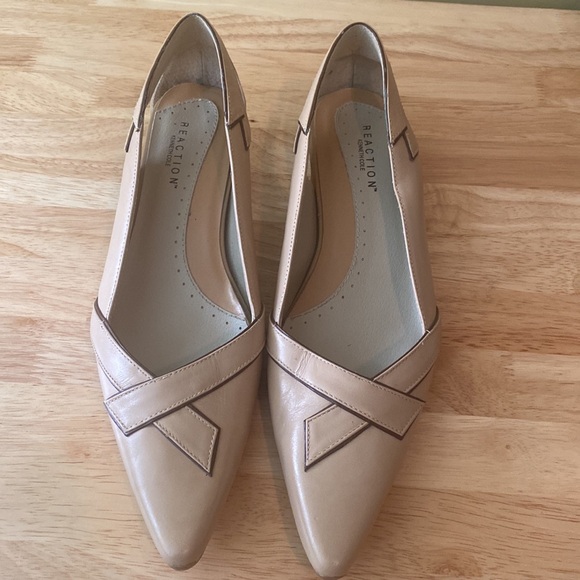 Kenneth Cole Kitten Heel Pointy Toe Leather Heel Shoes - Picture 2 of 11